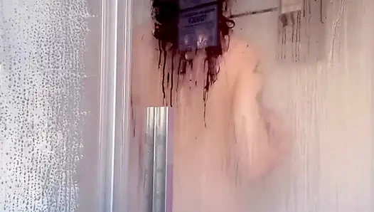 Горячий душ это всегда хорошая возможность повеселиться и поиграть с моей симпатичной киской...