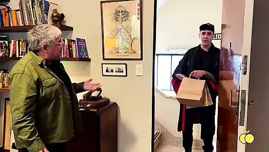 Istriku kayak sama cowok pengantar barang