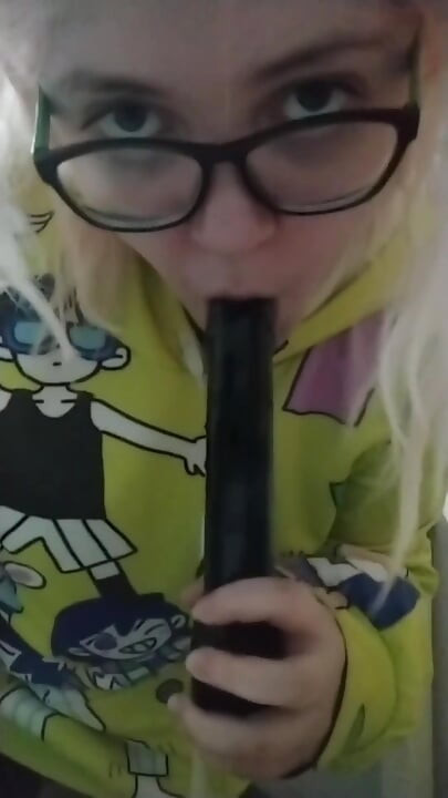 Doble Amputada Se Masturba Con Dildo En La Mesa Del Living