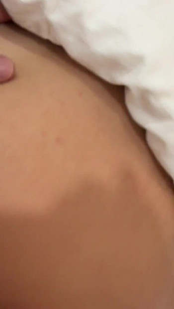 Qui est au lit ? Belle-mère ou poupée ? | Clip 1