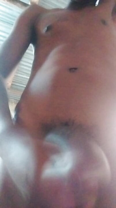 Wachte allein nackt auf und