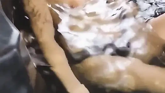 Im Whirlpool entspannen, sie massieren meine brüste