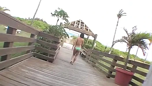 Seksi küçük esmer plajda kameraman adamı bakış açısıyla sikişmek için eve çekiyor