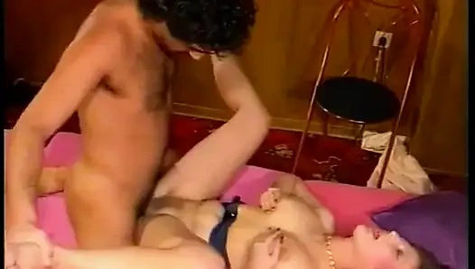 Vollbusige brünette, einer vorne, einer hinten und im retro-dreier in den mund gespritzt