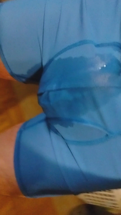 Mokrim bokserice, osjećam kako topla mokraća teče niz mene, natapam tkaninu