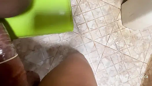 Küçük lovet batthroom patronunu külotla sikiyor