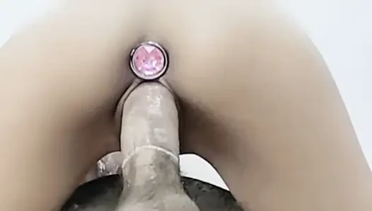 Little Thailand: Ayah, aku mengendarai penis besar di kamar Ibu