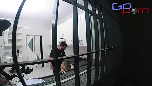 Aldatılan Koca Yatak Odasındayken Mutfakta Üvey Anneyi Sikiyorum