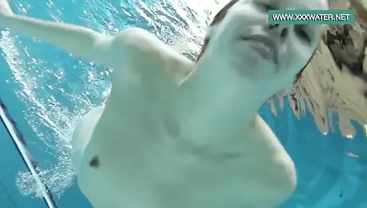 Podvodkova nadando de biquíni azul na piscina