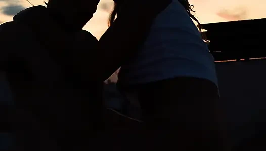 Ich gebe meiner freundin einen schnellen fick auf dem dach des colleges