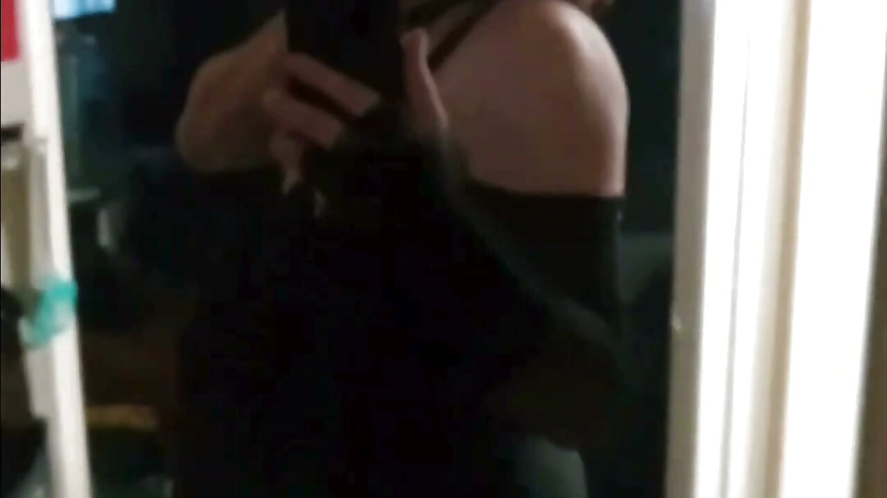 "Roșcată cu fundul gros în pantaloni roz strâmți Baie Oglindă Selfie"
