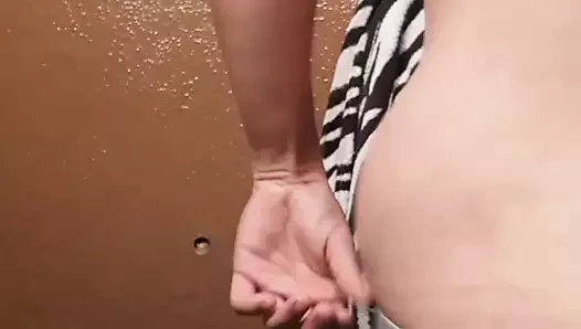 Garoto grande tira roupa de perto