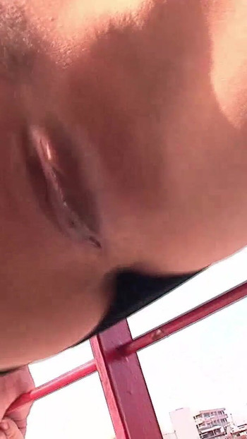 Emotivni trenutak iz "Dana seksa japanskog para, žena jako smoči svoju pičku dok se igra s malom seksualnom igračkom."