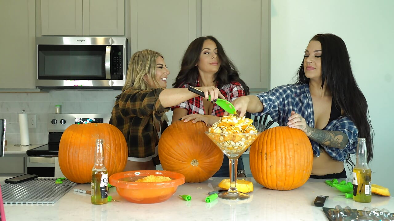 Kiki Mariah_970 Evelin Carve Pumpkins çıplak fotoğraf çekimi