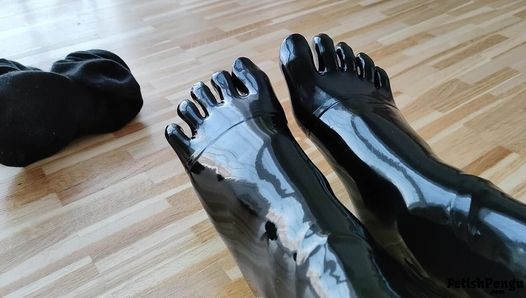 Надевая латексные носки и обувь