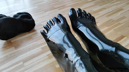 Latex teensokken en schoenen aantrekken