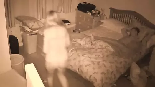Macocha zakrada się do łóżka syna po nocy spędzonej na zewnątrz i chce jego kutasa