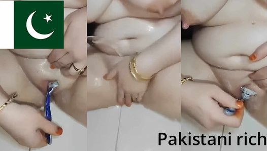 Une Pakistanaise seule se rase