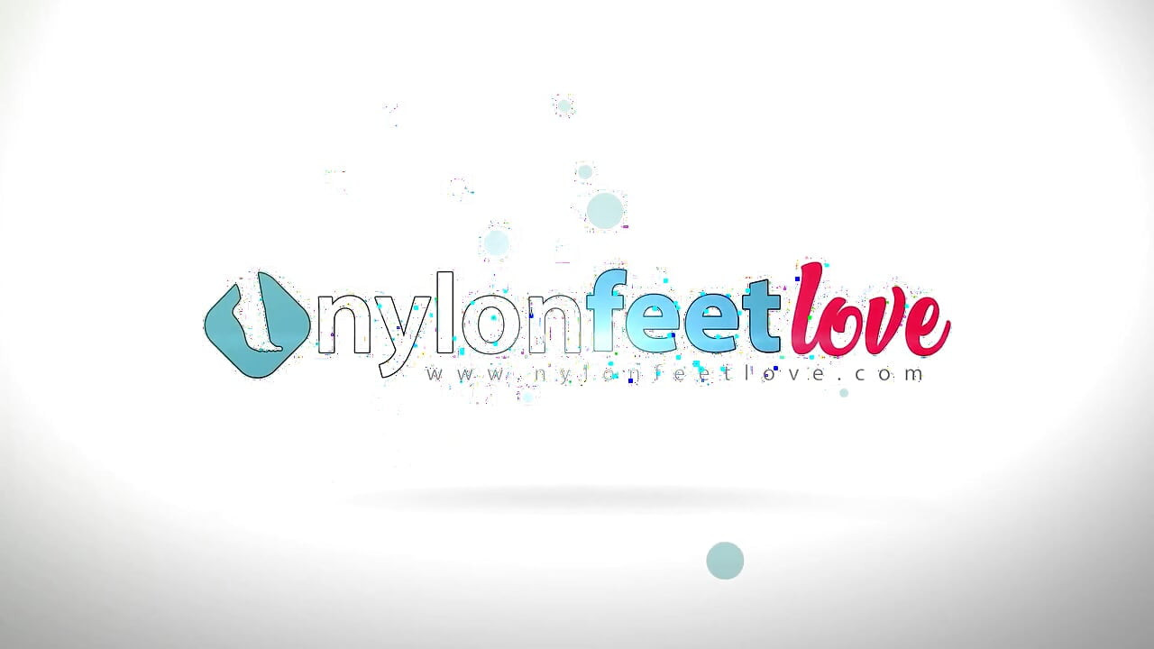 สาวงามสวมชุดลาเวนเดอร์ไนลอนอวดเท้าขณะอ่านหนังสือเล่มโปรดของเธอ