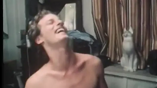 Bir sürü sürtük vücutlarının her yerine sıcak döl alıyor