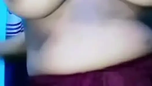Indisches mädchen zeigt große möpse im videoanruf, sexy möpse
