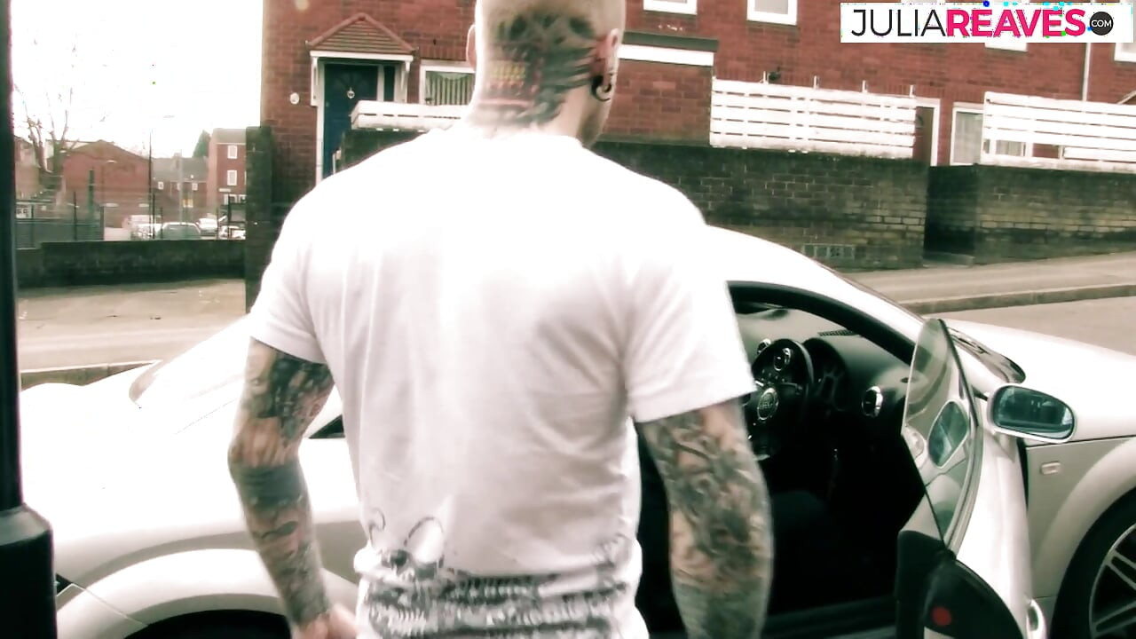 Hottie slikt enorm sperma na het zuigen en berijden van een monsterlul