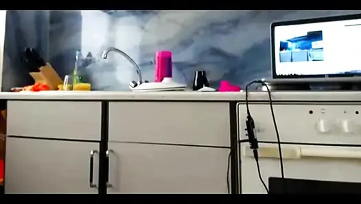 SexyDea сквиртует перед живой вебкамерой