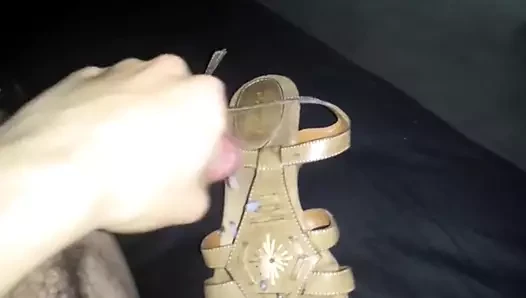 En iyi firend ayakkabılarına boşalmak