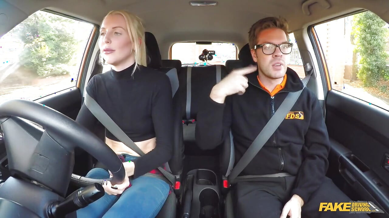 Escuela de manejo falsa - la estudiante traviesa Lexi Lou hace garganta profunda al instructor Ryan, se folla duro hasta que ella chorrea y se corre