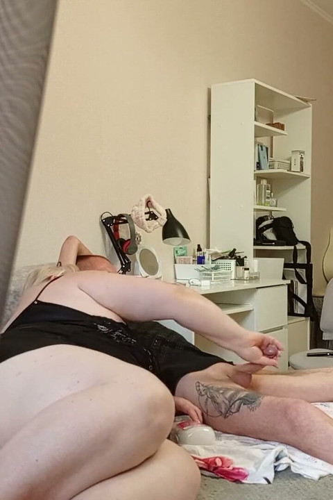 Mijn vriendin bevredigt me door mijn lul af te trekken voordat ze klaarkomt