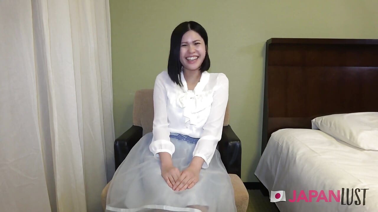 Fată asiatică sexy îngenunchează pentru o muie profundă, apoi își întinde picioarele larg și geme în timp ce este futută din spate.