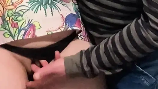 Dieses mädchen hat mich in der Öffentlichkeit ihre muschi reiben lassen