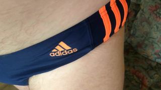 Я в Adidas Speedo с темно-синими оранжевыми полосками