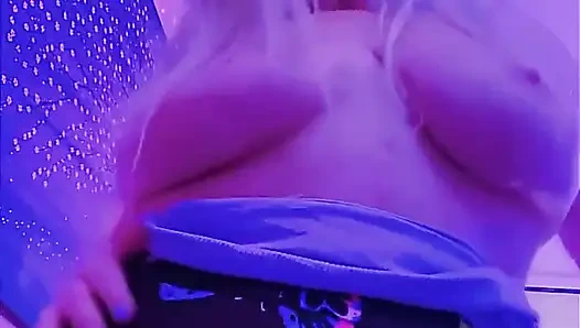 Хочешь прикоснуться ко мне здесь?