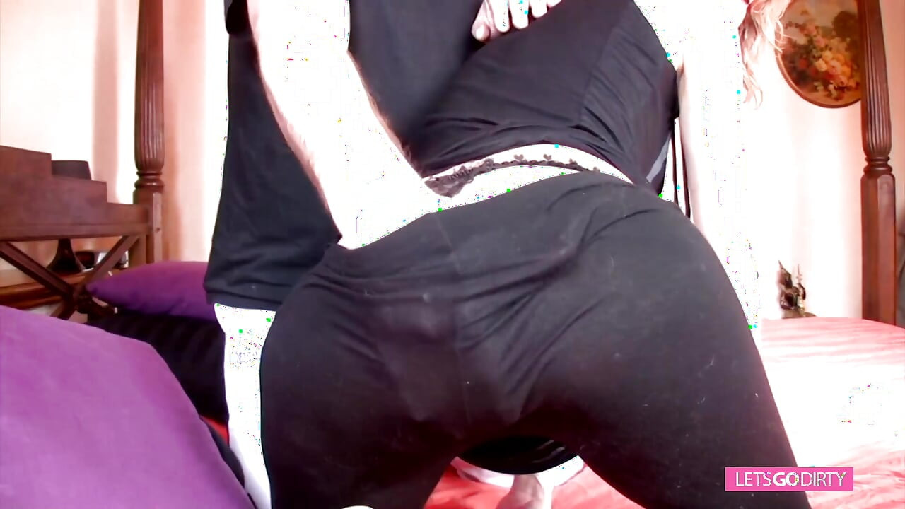 अपनी गांड पर जन्ममार्क के साथ ड्रिलिंग कुतिया