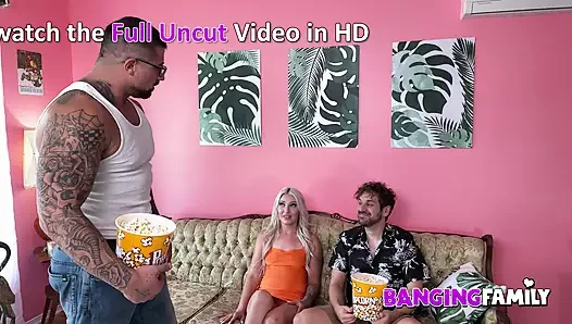 Banging Family - симпатичная сводная сестренка блондинка жестко засадила два сводных братца в тройничке