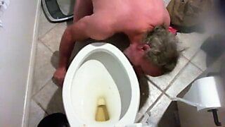 Voyeur’s old sub – toilet play