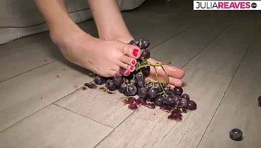 Fußfetisch, sie mischt trauben ein und spielt mit deinen dicken möpsen