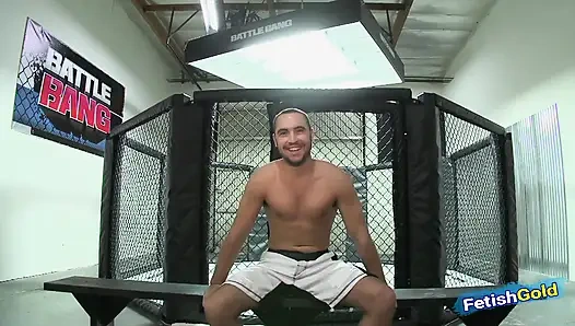 Kaslı adam ceza olarak kavga ediyor ve tombul esmerle seks yapıyor