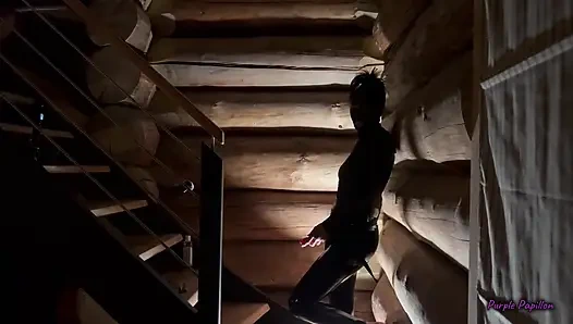 Pembe dildo ile merdivenlerde koyu götten sikişiyor