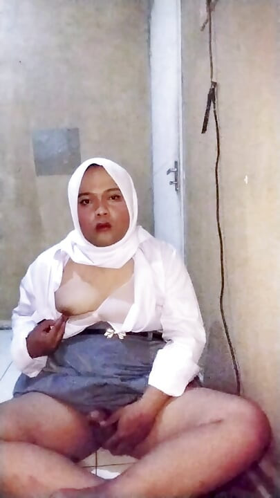 Hijab Waria Wears High School Uniform (Again), Fulfills Her Fans' Wild Fantasies