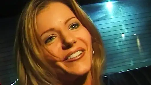 Versaute Taxifahrt: Heiße Blondine im Auto und auf dem Sofa