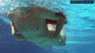 Kittina Clairette gorąca węgierska nastolatka pod wodą