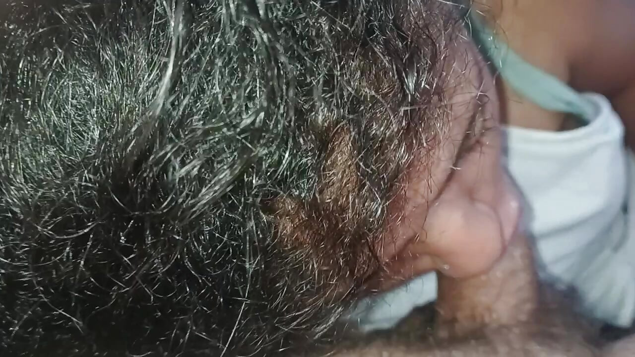 נקודת מבט של הפה הקטן והעצבני הזה מלקק ומוצץ חזק ועמוק