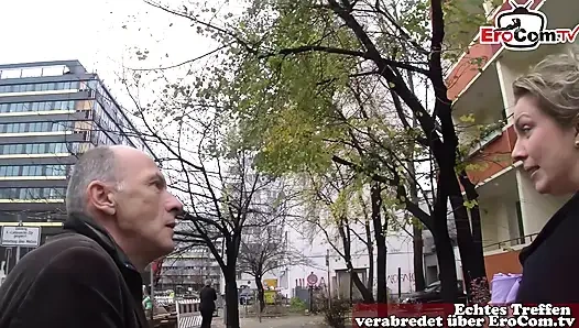 Alman uzun boylu ev hanımı sokakta büyükbaba tarafından yaklaşıp sevişildi