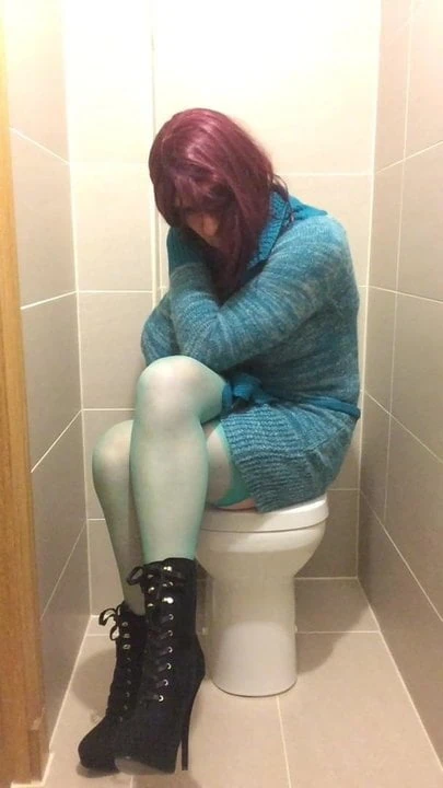 Crossdresser Suzee0 masturbating cum on her green stockings