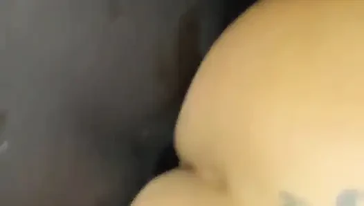 Aku ngentot memekku di gloryhole bareng semua pria di gloryhole