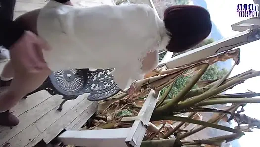 Islak işaret, kendini barederken parıldayan yaramaz bir iz bırakırken dolaşıyor 2/3