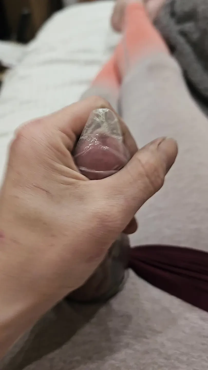 कंडोम में किनारा करना और अंत में अंदर भारी भार छोड़ना!