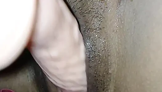 Lagi asik muasin memeknya pakai mainan seks
